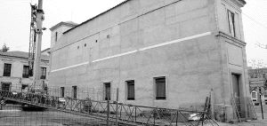 La grúa está ya colocada junto a las Arcadas para empezar a desmontar el falso edificio. / JOSÉ LUIS MARQUINA