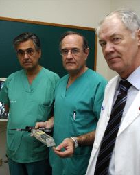 Los doctores Vicente Gutiérrez, Carlos Vaquero y Santiago Carrera, con el aparato. / MIGUEL ÁNGEL SANTOS