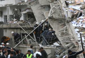 Los bomberos buscan supervivientes en un edificio destruido aledaño a la sede de ACNUR. / F. N.-AFP