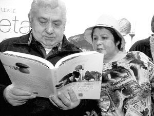 Elías Martín y Gloria Lucía Martín ojean el libro durante su presentación. / MARIAN A. MONTESINOS-EFE