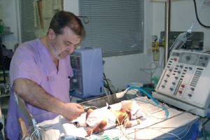 El doctor Caffarena, con el bebé al que han operado. / EFE