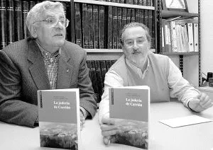 José Maíso, a la izquierda, y Juan Ramón Lagunilla, autores de 'La judería de Carrión'. / M. DE LA FUENTE