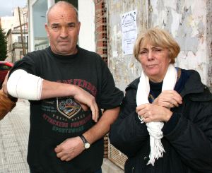 El concejal herido, Laureano Moreno, junto a su mujer. / EFE