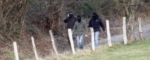 Agentes de la Guardia Civil registran la zona aledaña al lugar donde fue hallado el segundo 'zulo' de ETA, en la localidad navarra de Lesaka. / JESÚS DIGES-EFE