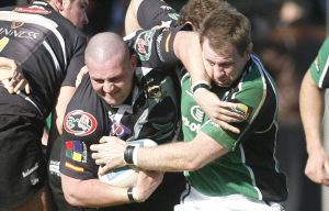 Iván Garachana, el capitán del 		          equipo vallisoletano, inicia una jugada de ataque del Cetransa Dismeva con poderío pese a la oposición de un jugador del Connacht. / G. VILLAMIL