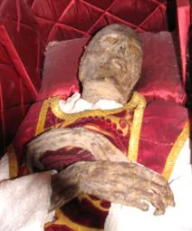 Cuerpo momificado de Pascual Martínez, chantre de Calahorra, enterrado en Miranda de Ebro. / Á. P.