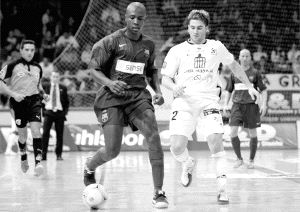 Claudinho (izquierda) avanza con el balón durante un partido de su etapa en el Barcelona. / A. DE TORRE