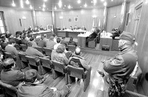 Los 23 acusados en la sala de vistas de la Audiencia de Cantabria, durante el juicio. / ANDRÉS FERNÁNDEZ