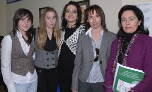 Laura María Lázaro y Cristina Sal (las dos alumnas premiadas), junto a Paz Alonso Cantalapiedra, Pilar González y Araceli Valdés. / RICARDO OTAZO