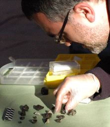 Josep María Trigo, del CSIC, observa los fragmentos del meteorito. / EFE