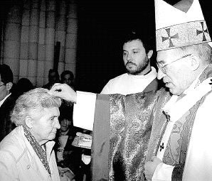 El cardenal Rouco Varela pone ceniza sobre la cabeza de una feligresa en Cuaresma. /EFE