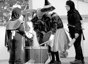 Fiesta infantil en la carpa de la Plaza Mayor de Zamora. / NATI HERNÁNDEZ