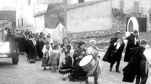 Las mujeres de Casla desafían al frío para honrar a Santa Águeda