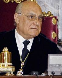 Hernando preside de sala.