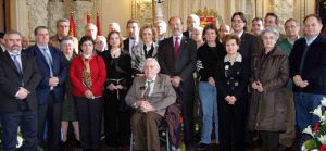 Los representantes de las entidades y oenegés posan junto al alcalde de Valladolid. / HENAR SASTRE