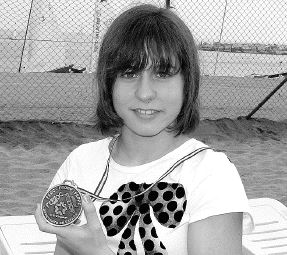 Ester, con una de las medallas que logró en Barcelona. / EL NORTE