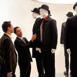Varios hombres miran modelos en la Pasarela de Florencia. / EFE