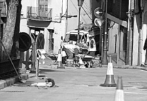 Trabajadores en la calle Costanilla. / L.CALLEJA