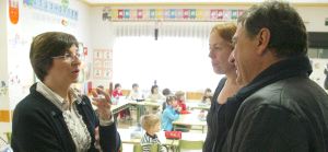 Juan José Mateos en un aula del colegio Infantes de Lara. / JULIÁN GARCÍA