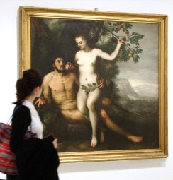 Una mujer contempla 'El pecado de Adán y Eva'. / EFE