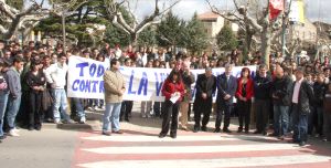 Una alumna leyó un comunicado de condena en el IES Tierra de Ciudad Rodrigo, donde estudia uno de los hijos de la víctima. / S. G. ROJO