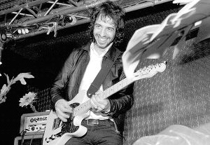 Marc Ros, cantante y guitarrista, en un momento de complicidad del concierto. / RICARDO OTAZO