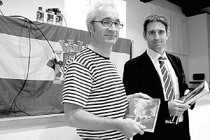 Santiago Vega y Enrique Berzal, ayer, con los libros. / A. TANARRO