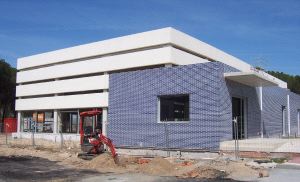 Aspecto actual de las obras de la piscina cubierta climatizada. / J. FERNÁNDEZ