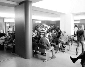 Pacientes en una de las salas de consultas externas del hospital Virgen de la Concha durante la huelga de médicos. / LUIS CALLEJA
