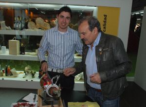 Diego Hernández, acompañado del empresario berciano Prada a Tope, tras el concurso de Gourmets.