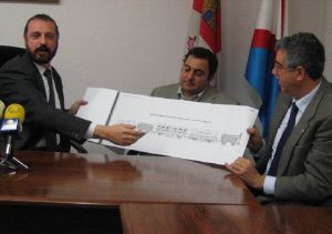 Carlos Guash muestra un boceto de la locomotora y los vagones. A su lado, los alcaldes de Toral de los Vados y Villafranca. / V. F.