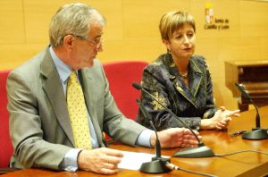 Álvarez Guisasola y Luisa María Noeno, durante la firma de los convenios sanitarios en Soria. / J. GARCÍA