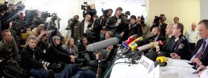 Multitudinaria rueda de prensa de los investigadores del caso de Josef Fritzl celebrada ayer en Amstetten. / HELMUT FOHRINGER-EFE