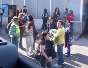 Varios viajeros del autobús, ayer en Madrid. / RAÚL BELTRÁN