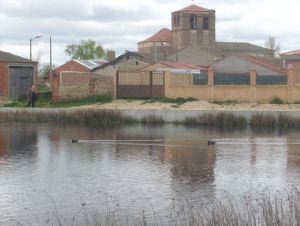 Una de las lagunas de este pueblo, con la imagen de la iglesia del siglo XVI al fondo. / J. L. V.