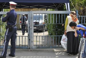 Una mujer y un niño curiosean en el exterior de la vivienda de los Fritzl. / JOHN MACDOUGALL-AFP