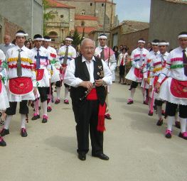 Ricardo Gutiérrez con el Grupo de Danzantes de Villafrades. / P. C.