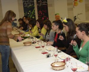 María Suárez sirve el vino a los asistentes a la cata. / R. R.