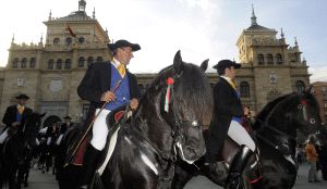 Los caballos y jinetes menorquinos pasan por delante del edificio de Caballería. / MIGUEL ÁNGEL SANTOS