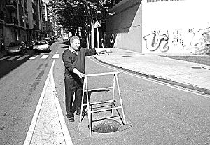 El vecino alerta a los conductores. / M. H.