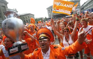 Cerca de 60.000 aficionados holandeses se dan cita en Berna, que tiene 120.000 habitantes, para animar a su selección. / A. TARANTINO-AP
