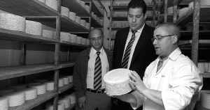 El gerente de Agrovipas muestra las instalaciones de la cooperativa al delegado de la Junta y al jefe del Servicio de Agricultura. / M. A. M.