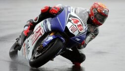 Jorge Lorenzo tumba la moto sobre el encharcado asfalto del circuito de Donington Park durante la sesión de ayer. / TOM HEVEZI-AFP
