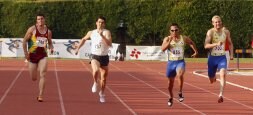 Diego Alonso, a la derecha, entra ayer en la recta de la final de 200 metros del Campeonato de Castilla y León. / MERCHE DE LA FUENTE