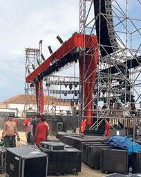 El equipo técnico desmonta el escenario de Amaral en el parque del Castillo. / LUIS CALLEJA