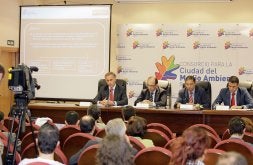 Ignacio Montero, José Manuel Jiménez, Domingo Heras y Víctor Lajo firman el acuerdo. / JULIÁN GARCÍA