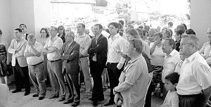 Asistentes a la inauguración de la iglesia tras la reforma. / ISABEL REGUILÓN