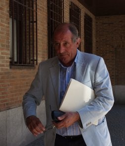 Pedro Conde a su salida de los juzgados. / P. GONZÁLEZ