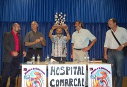 Juan Manuel Sánchez levanta ayer el galardón en presencia de representantes de IU. /J. C. DIEZ