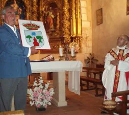 El alcalde muestra y explica el escudo, ante el párroco. / EL NORTE